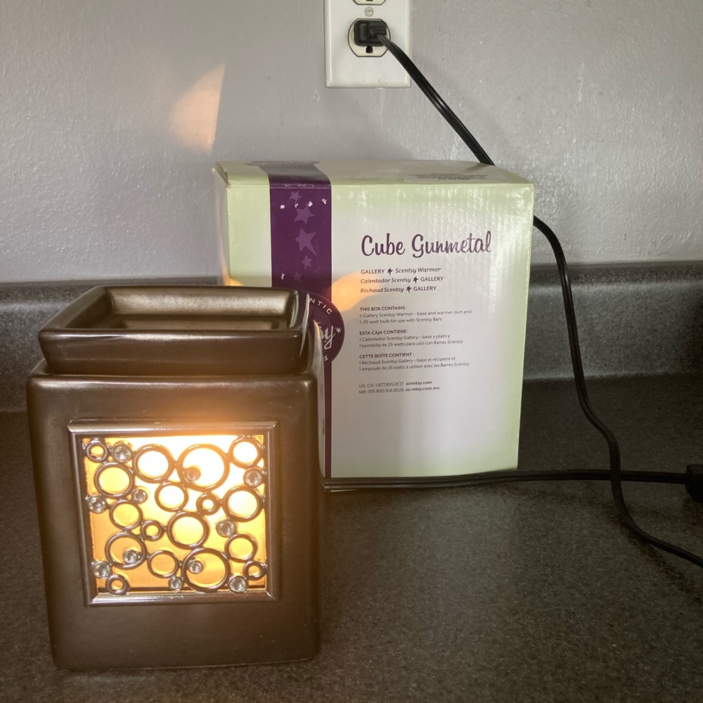 Scentsy cube gunmetal gallery warmer with decorative frame